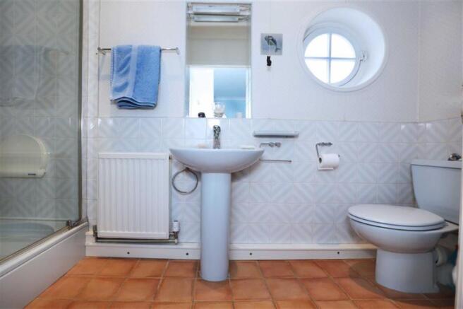 EN-SUITE SHOWER ROOM