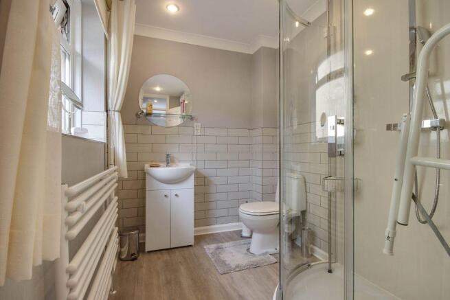 Ensuite to Bed 1