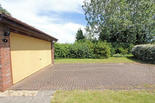 IMG_2430 garage from side.jpg