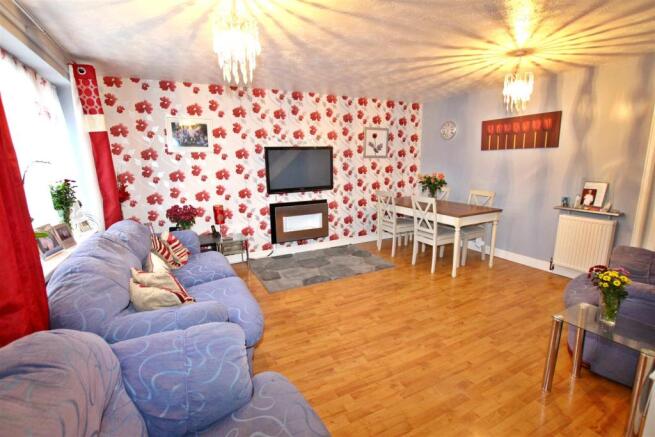 LOUNGE/DINING ROOM