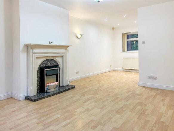 Living / Dining Room: