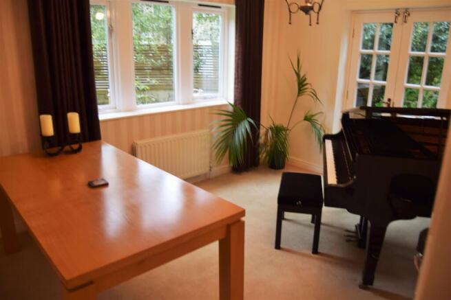 5 bed Detached to rent Image 5
