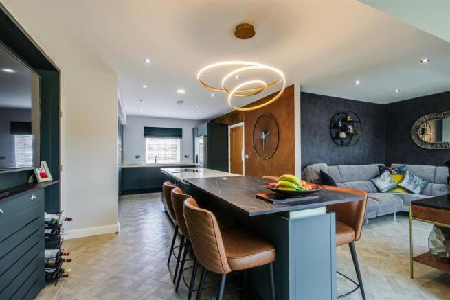 4 bed Detached for sale Image 5