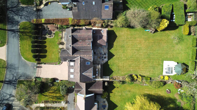 5 bed Detached for sale Image 4