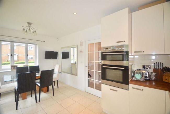 Fitted Kitchen/breakfast room: