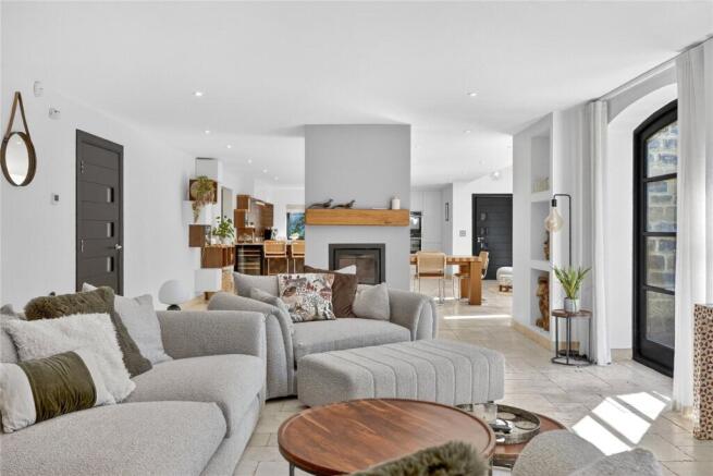 6 bed Detached for sale Image 8