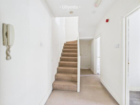 2 bed Maisonette to rent Image 5