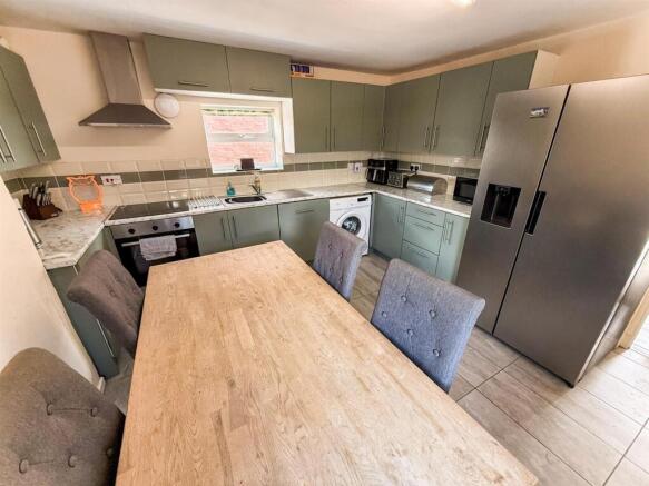 Kitchen/ Dining Room