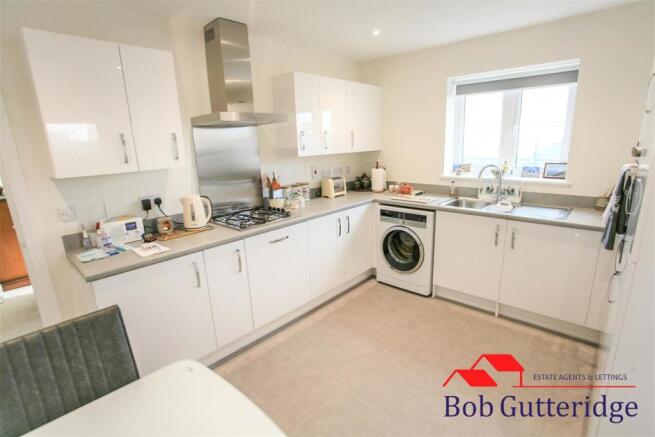 BEAUTIFUL FITTED KITCHEN / DINER