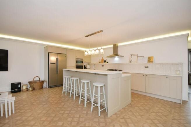 4 bed House for sale Image 6