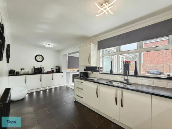 6 bed Detached for sale Image 6