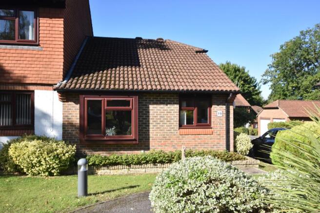 Broadmead, Ashtead, KT21 photo 2