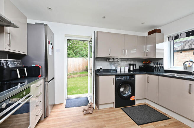 Beechnut Drive, Blackwater, Camberley photo 4