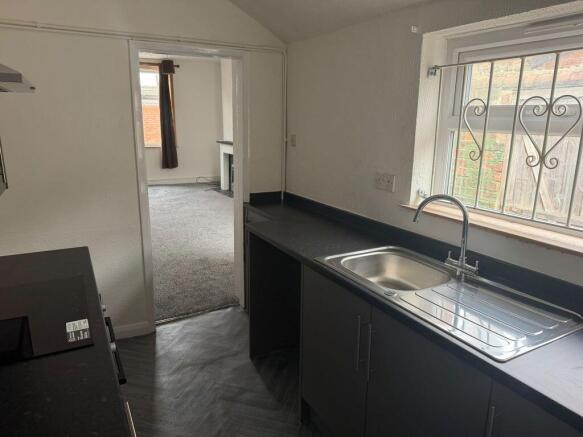 2 bed Terraced to rent Image 5