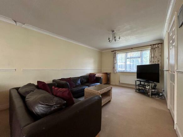 OPEN PLAN LOUNGE/DINING ROOM