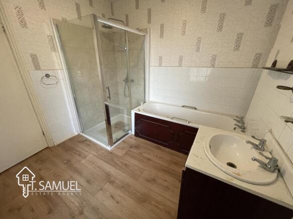 Bathroom b.JPG