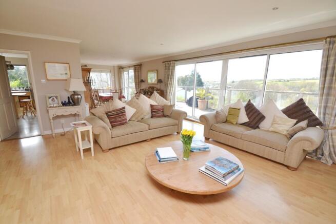 LIVING/DINING ROOM