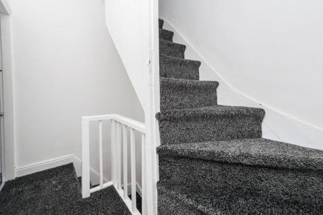 2 bed Terraced to rent Image 5