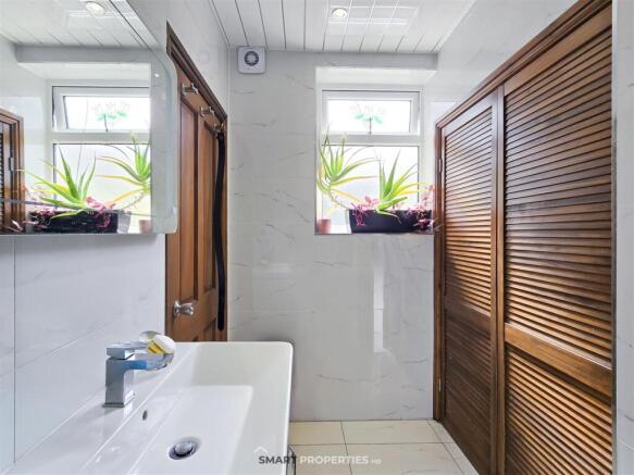 6 bed Detached for sale Image 12