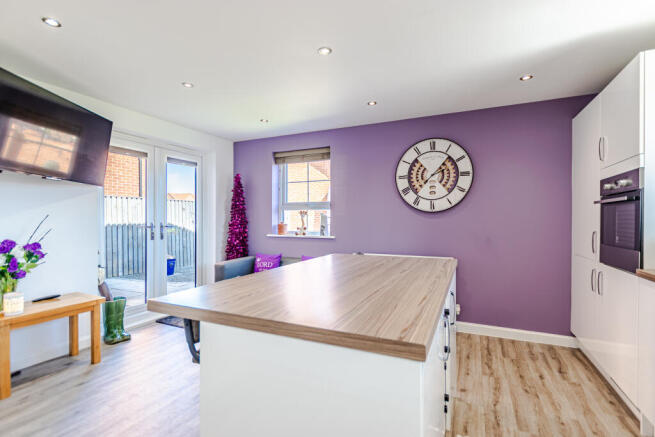 5 bed Detached for sale Image 8