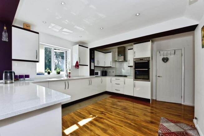 4 bed Detached for sale Image 5