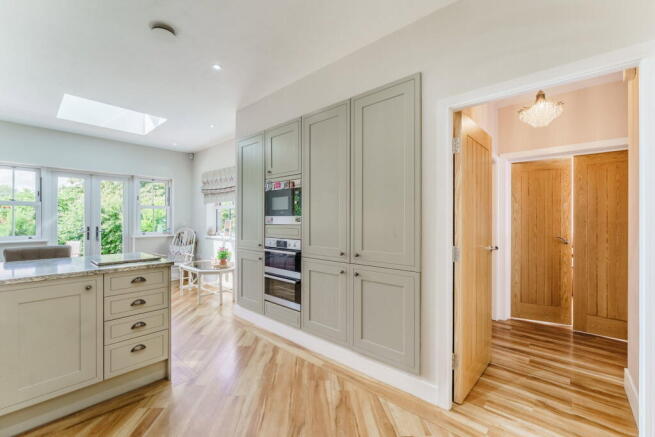 5 bed Detached for sale Image 7