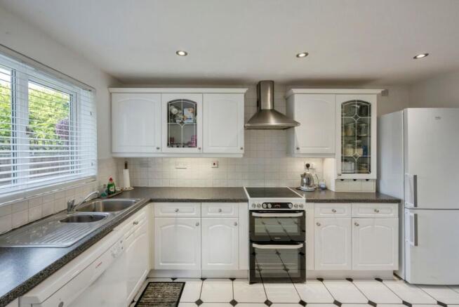 4 bed Detached for sale Image 9