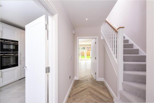 7 Ascot Oaks Crescent, Bracknell, Berkshire photo 5