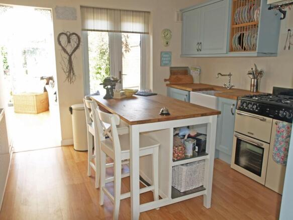 20 Worcester Road - Kitchen 2.jpg
