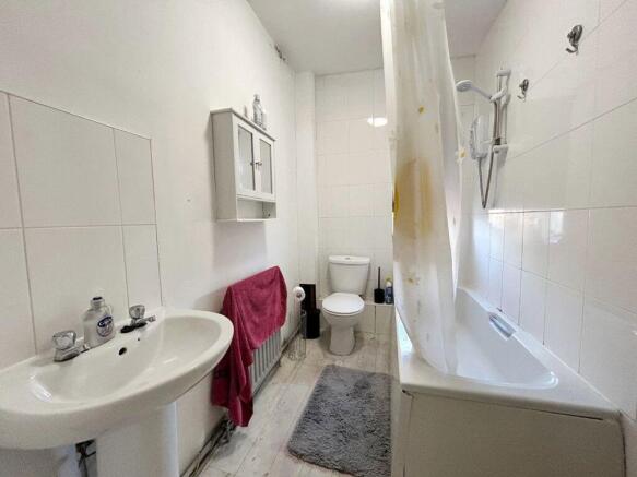 3 bed House Share to rent Image 7