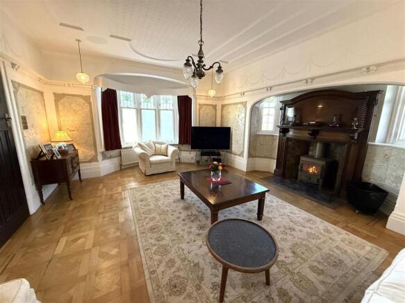 Lounge 4.JPG