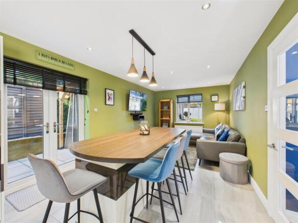 4 bed Detached for sale Image 10