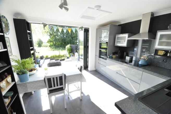 Spacious Open Plan Kitchen/Dining Room