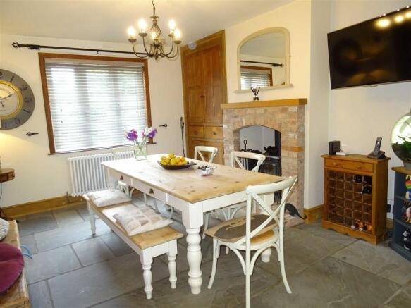 Luxury spacious breakfast kitchen /dining room (th
