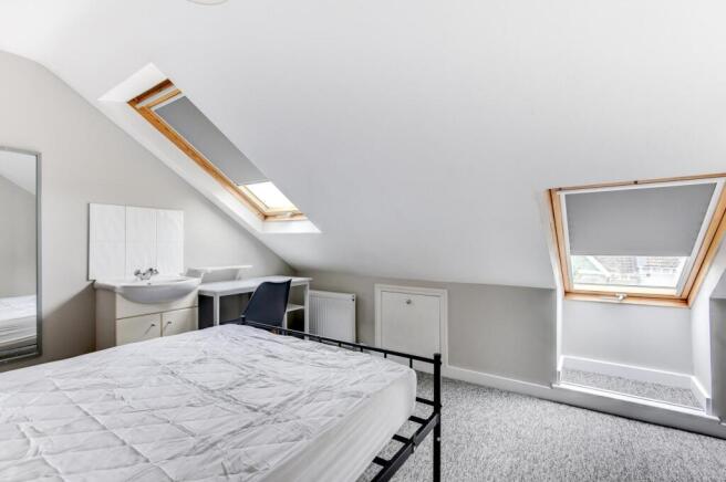 Bright, neatly presented attic double bedroom w...