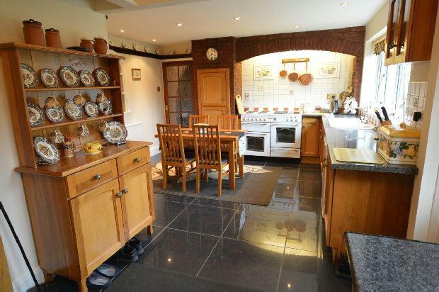 KITCHEN/DINER.