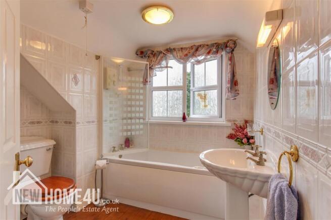 FAMILY BATHROOM: