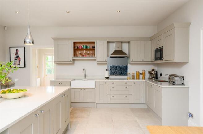 6 bed Detached for sale Image 7