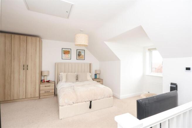 4 bed Semi-Detached for sale Image 5