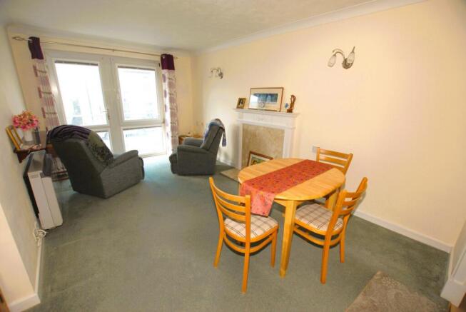 Sitting/dining room