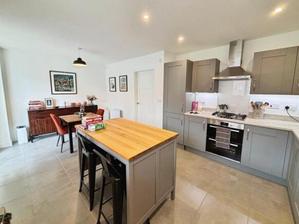 4 bed House for sale Image 7