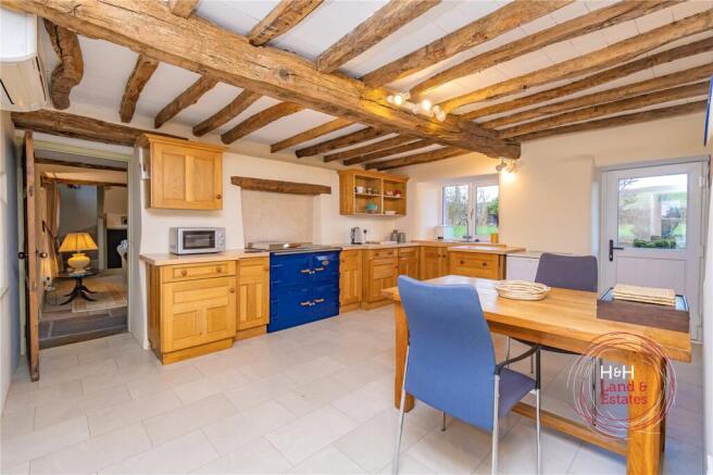 5 bed Detached to rent Image 4