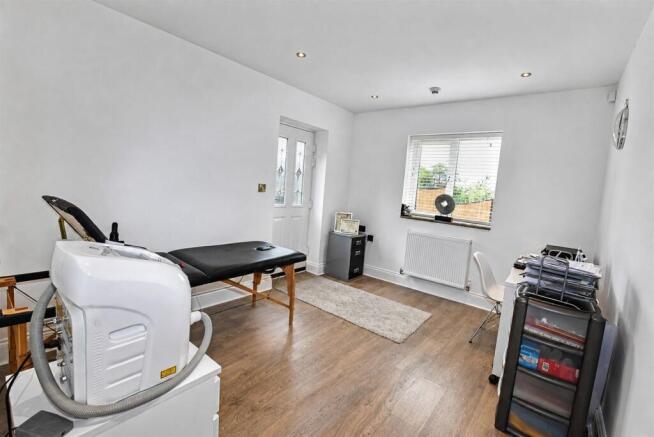 6 bed Detached for sale Image 10