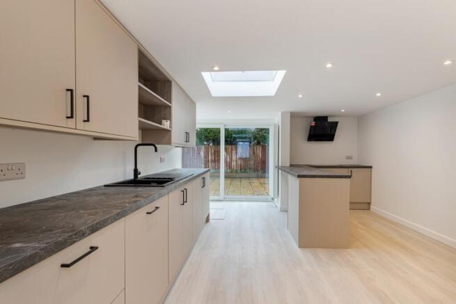 A08 - 156 North Boundary Road Brixham - 260206