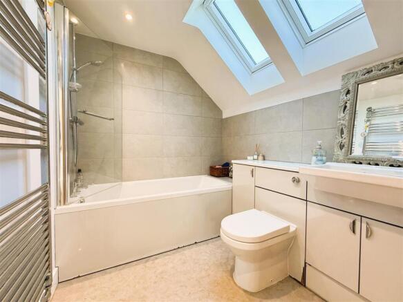 4 bed Detached for sale Image 12