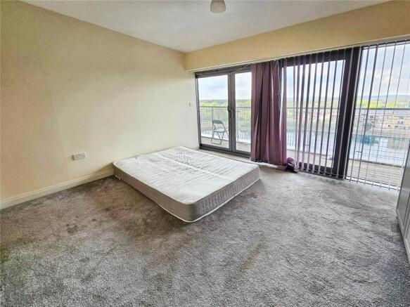 3 bed Flat for sale Image 5