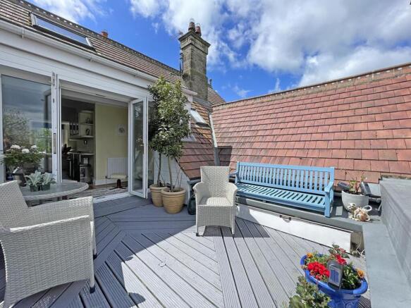 2 bed Penthouse to rent Image 6