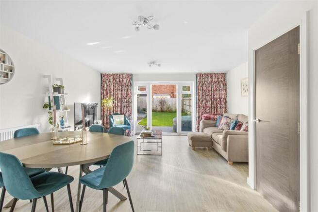 7 Farmers Way, HP27 9EW-1.jpg