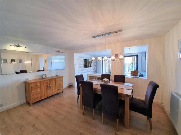 4 Chatsworth Crescent - lounge diner.jpg