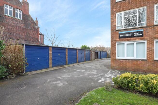 2 bed Apartment to rent Image 11